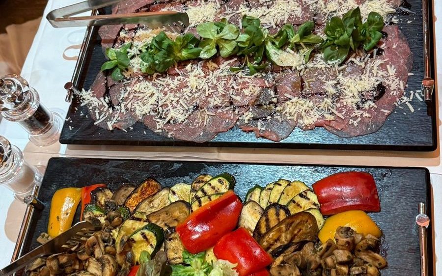 Warmes Büffet mit Gratin, Braten und gegrilltem Gemüse