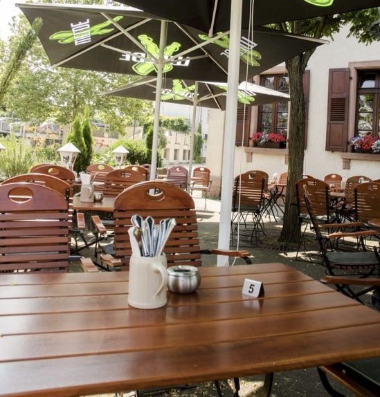 Biergarten mit Sonnenschirmen
