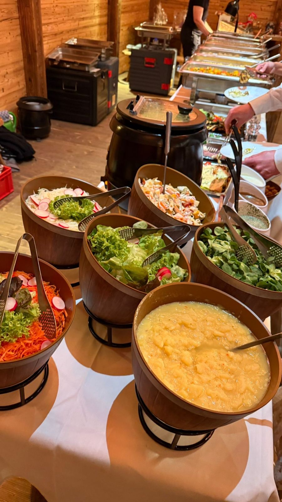 Buffet-Tafel mit Suppen und Salaten