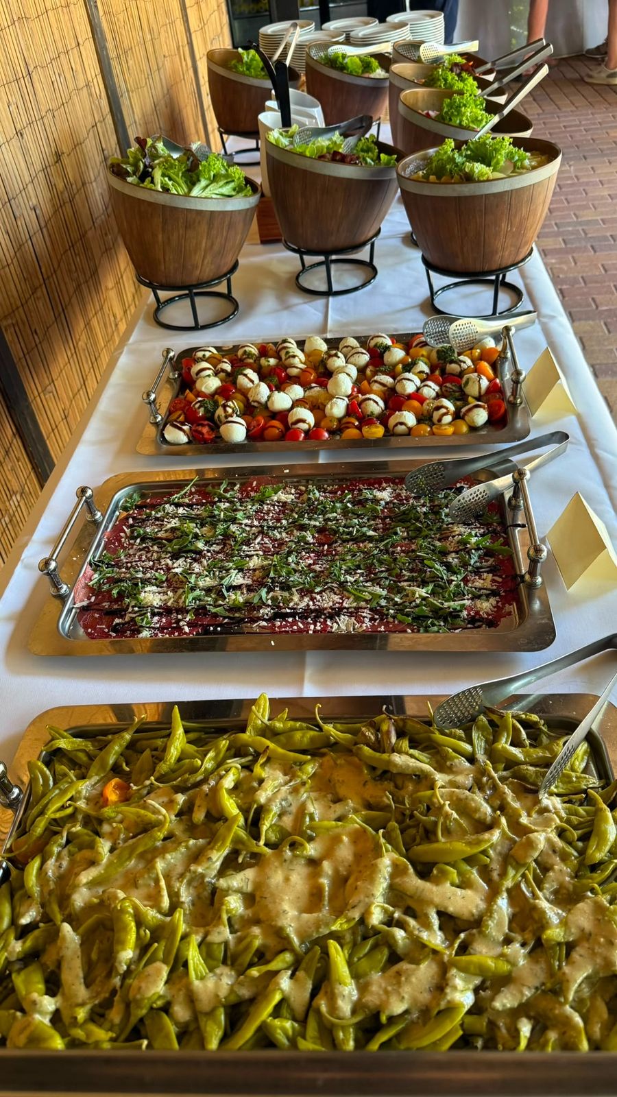 Buffet mit Salaten, Caprese und Carpaccio