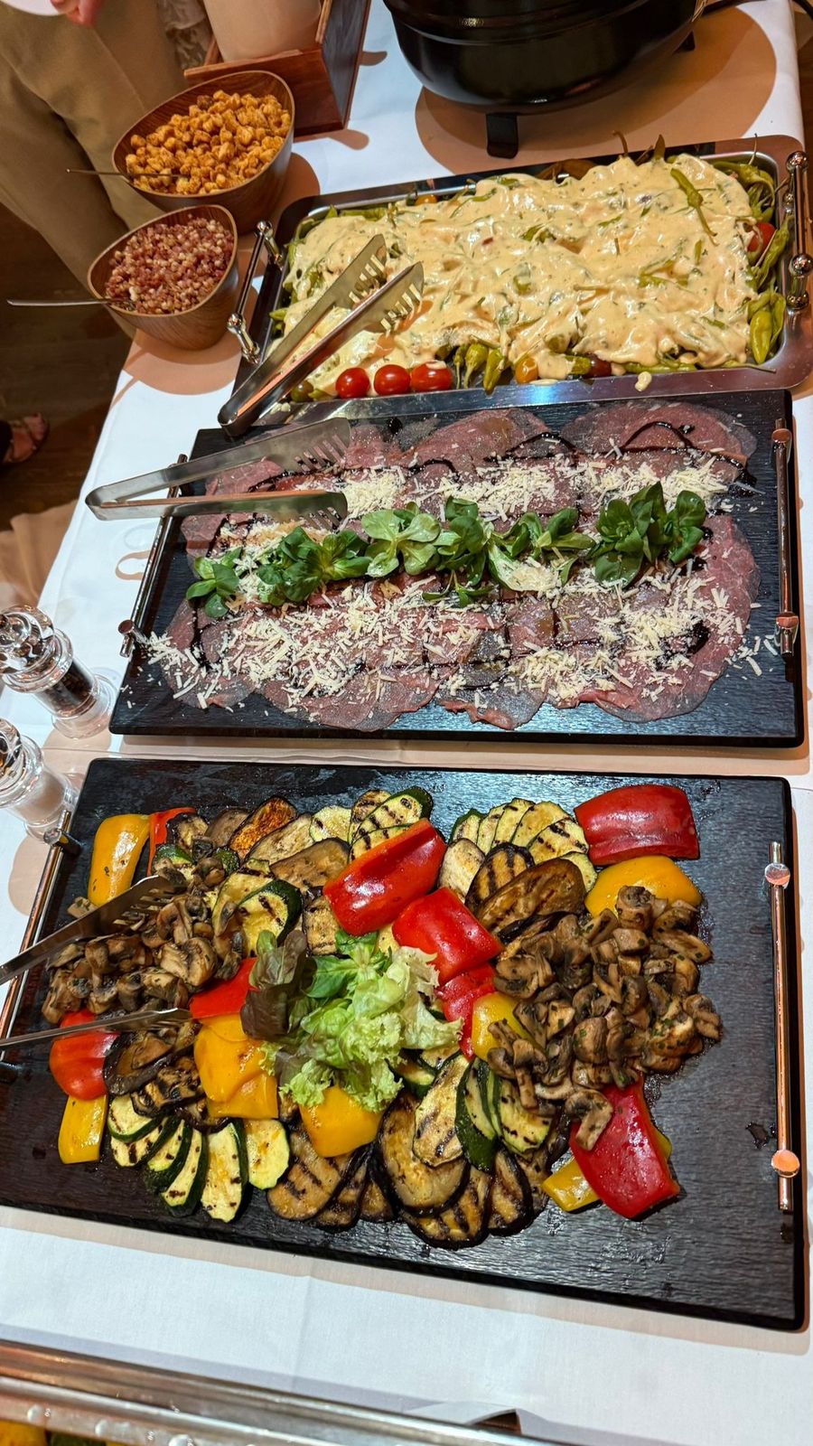 Warmes Buffet mit Gratin, Braten und gegrilltem Gemüse